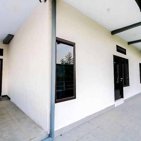 Oyo 3187 Kost Putri Bu Chris Jembel Exterior foto