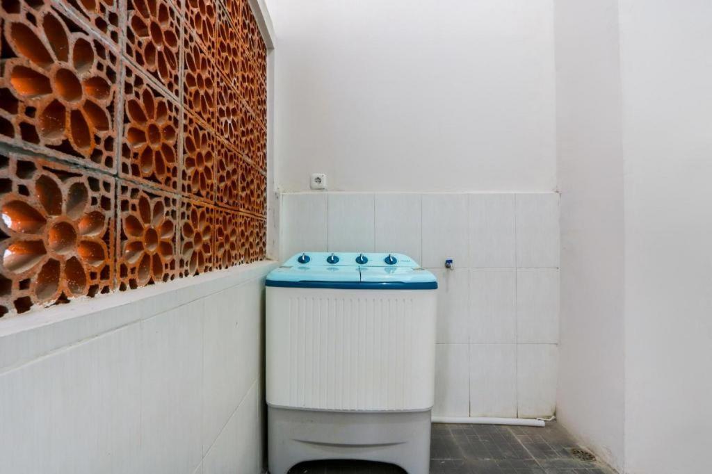 Oyo 3187 Kost Putri Bu Chris Jembel Exterior foto