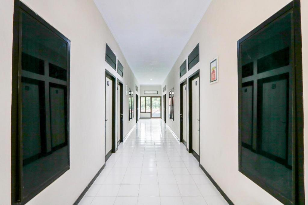 Oyo 3187 Kost Putri Bu Chris Jembel Exterior foto