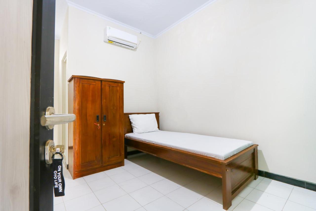 Oyo 3187 Kost Putri Bu Chris Jembel Quarto foto