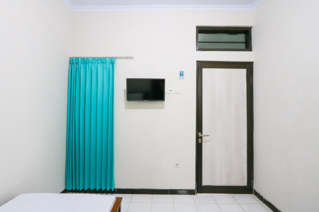 Oyo 3187 Kost Putri Bu Chris Jembel Exterior foto