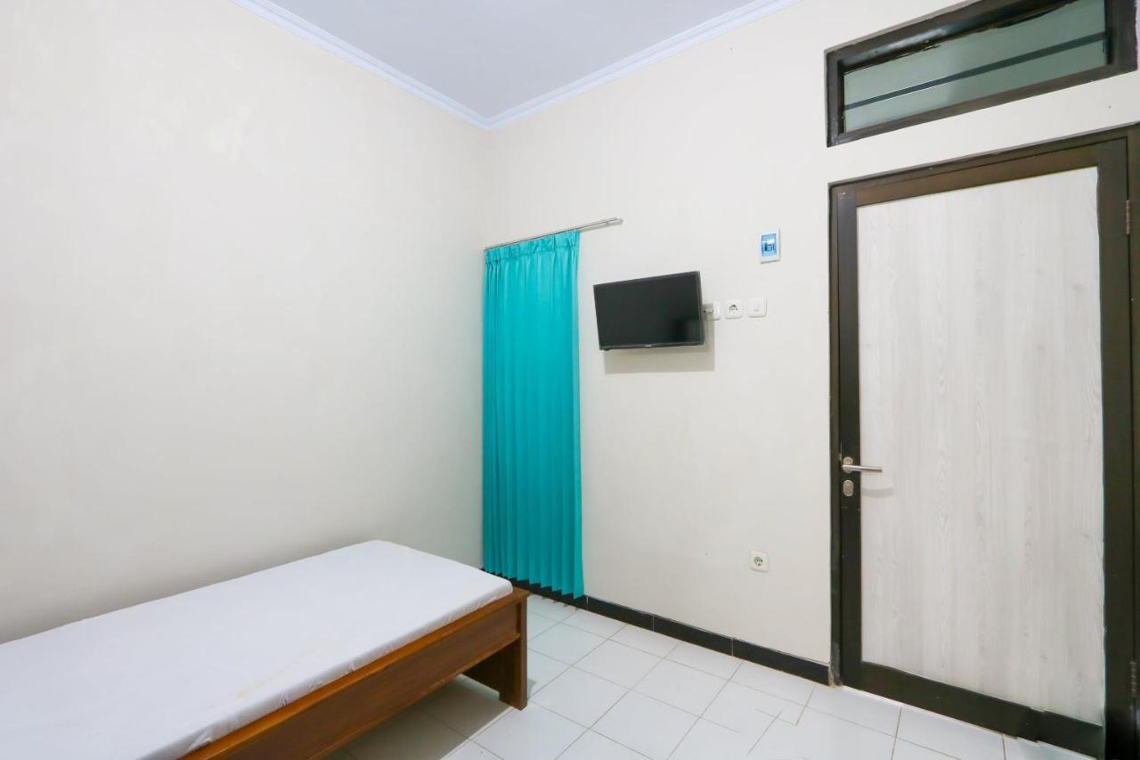 Oyo 3187 Kost Putri Bu Chris Jembel Exterior foto