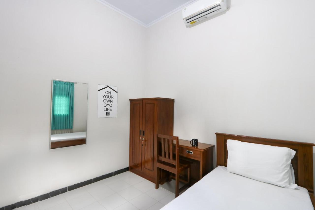 Oyo 3187 Kost Putri Bu Chris Jembel Exterior foto