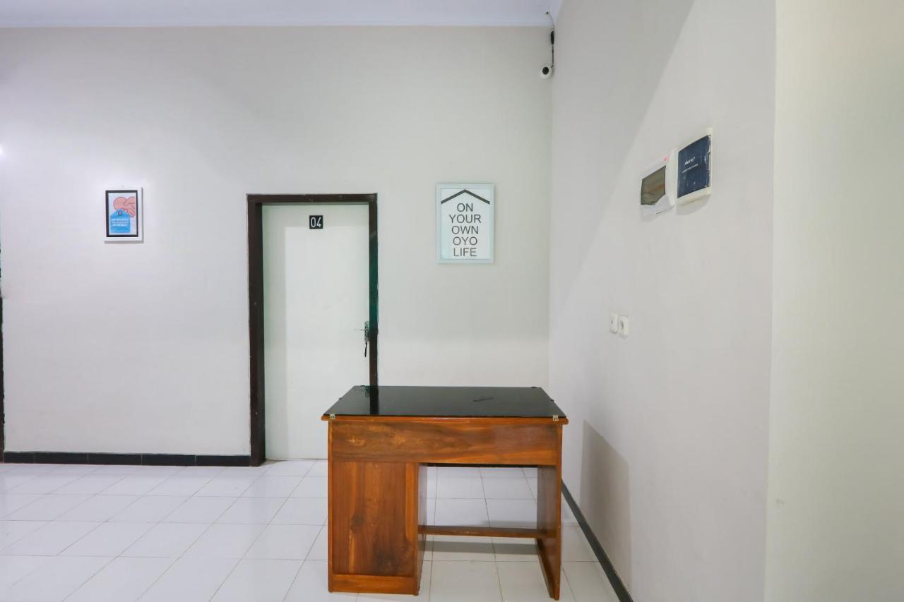 Oyo 3187 Kost Putri Bu Chris Jembel Exterior foto