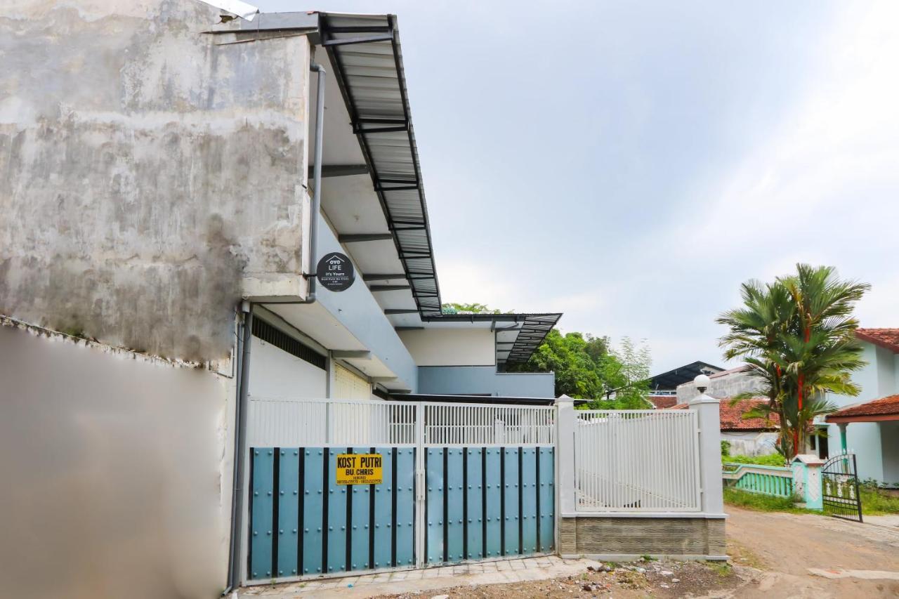 Oyo 3187 Kost Putri Bu Chris Jembel Exterior foto