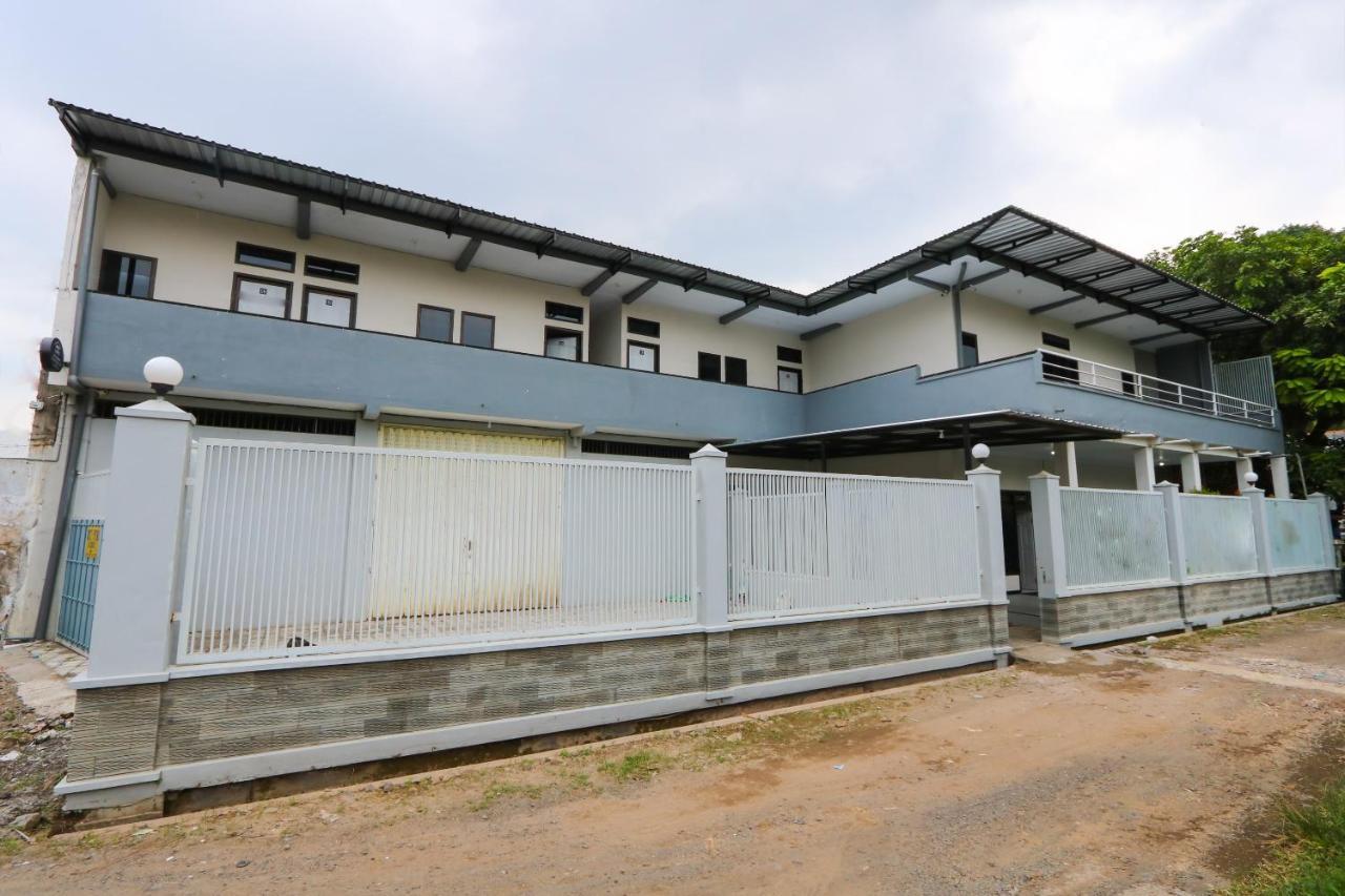 Oyo 3187 Kost Putri Bu Chris Jembel Exterior foto