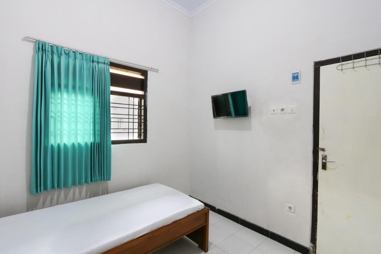 Oyo 3187 Kost Putri Bu Chris Jembel Exterior foto